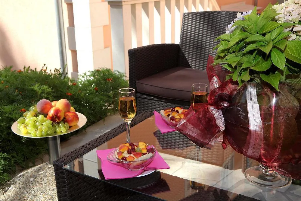 Villa Queen Trogir 0*,  Croatia